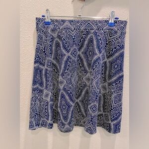 H&M white &blue print summer skirt (unlined) size 6. Great condition !
